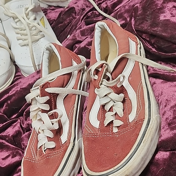 Red and white vans - Picture 2 of 3